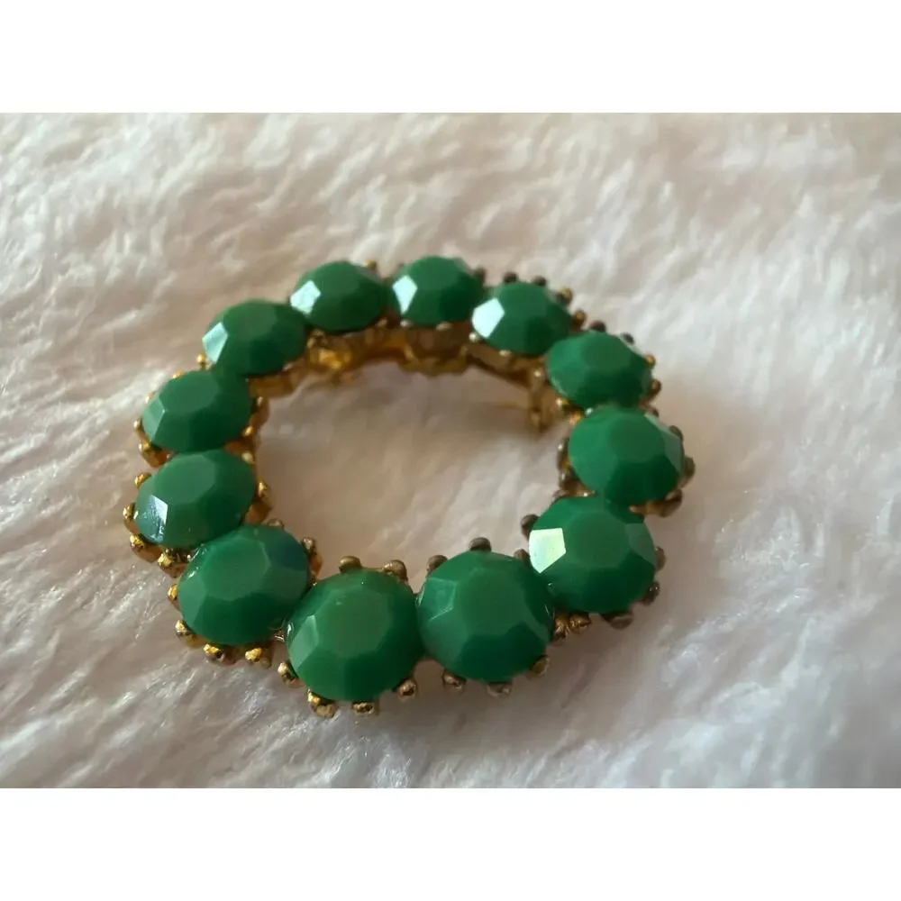 Vintage Green Faceted Glass Rhinestone Circle Wreath Brooch Gold Tone Pin 1.5